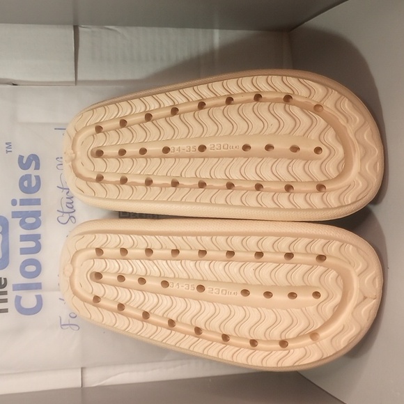 Cloudies tan slides, women's size 4 - Picture 5 of 7